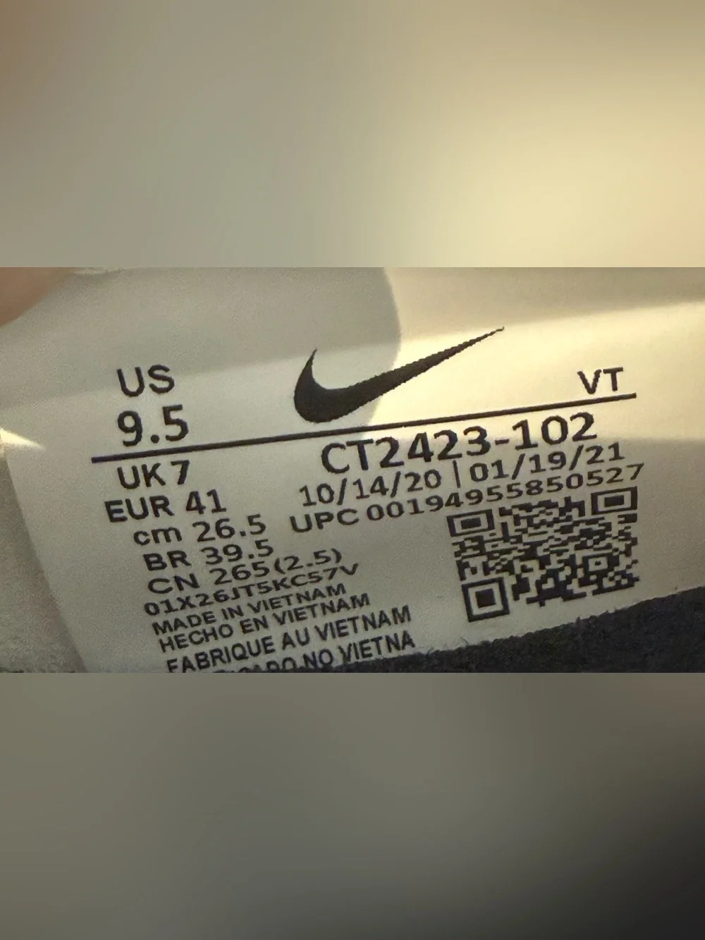 Nike Women’s React Infinity Run Flyknit 2 Sneakers in White/Silver. Size 9.5